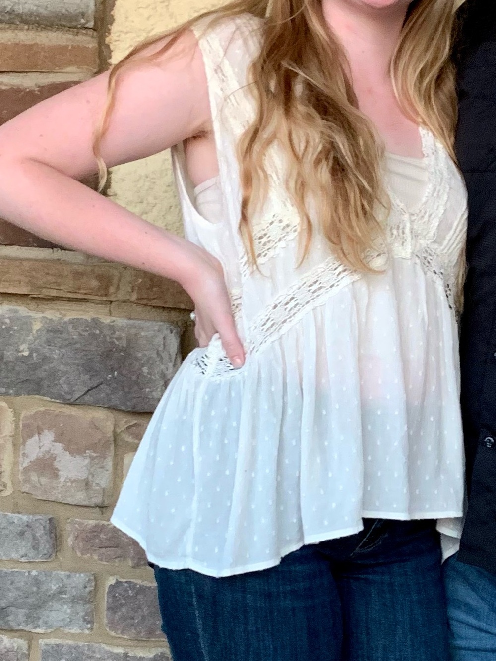 White Lace Sleeveless V-Neck Top - Picture 3 of 3